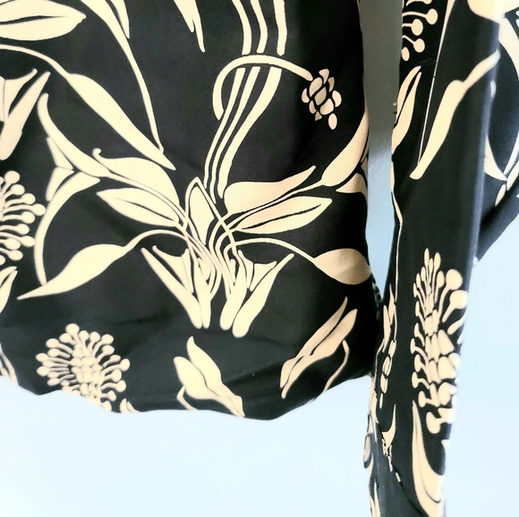 Nygard Collection  Women's Petite Silk Floral Blouse Size M/L - Picture 7 of 10